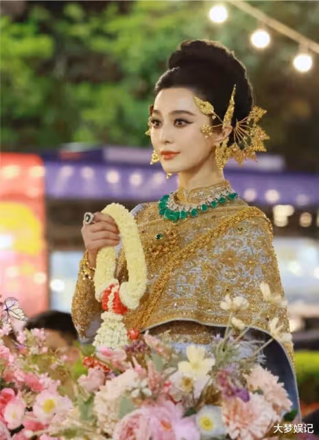 范冰冰閃耀潑水節！女神降臨美出新高度，死盯攤販：只想做一事