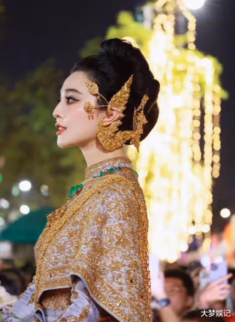 范冰冰閃耀潑水節！女神降臨美出新高度，死盯攤販：只想做一事