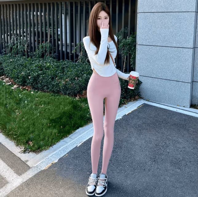 性感粉色瑜伽褲下的翹臀,你能否一睹潛質?