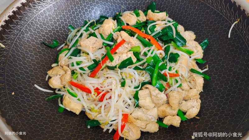 豆腐和它絕配,花小錢吃美味!大火炒一炒,吃出脆嫩、吃出好食慾,神級下飯菜
