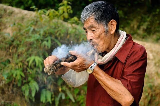 6旬老伯算計小兒子卻偷偷貼補大兒子,因太偏心惹兄弟反目,糊塗