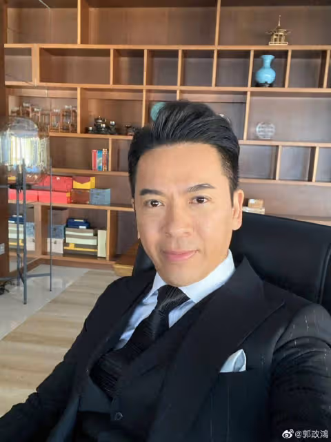 TVB前知名男星曬近況！59歲像吃了防腐劑，曾因一腳踏兩船陷低谷