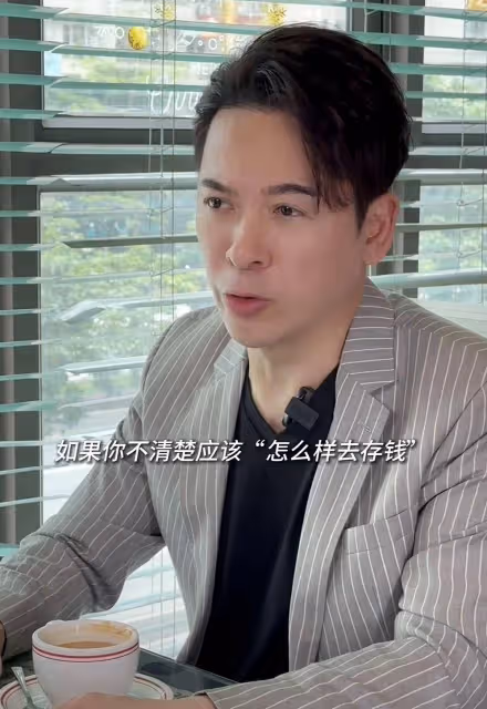 TVB前知名男星曬近況！59歲像吃了防腐劑，曾因一腳踏兩船陷低谷
