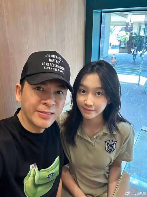 TVB前知名男星曬近況！59歲像吃了防腐劑，曾因一腳踏兩船陷低谷