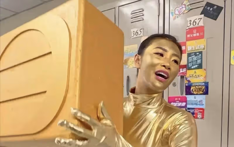 TVB新人女星首度亮相新劇，拉下拉鏈秀身材，令對手演員直流鼻血