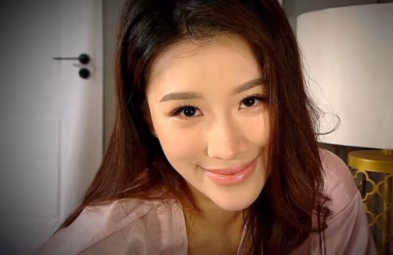 TVB新人女星首度亮相新劇，拉下拉鏈秀身材，令對手演員直流鼻血