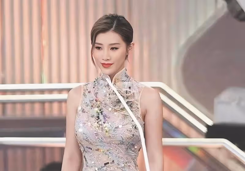 TVB新人女星首度亮相新劇，拉下拉鏈秀身材，令對手演員直流鼻血