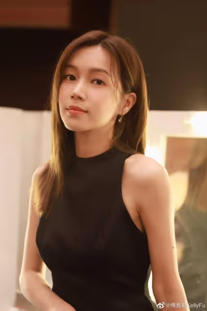 倒霉！TVB性感女星傅嘉莉自曝地鐵站踩糞便，憑台慶劇出圈獲肯定