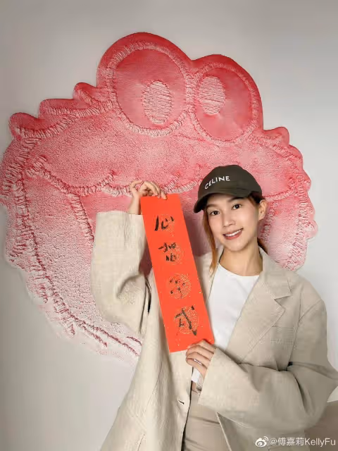 倒霉！TVB性感女星傅嘉莉自曝地鐵站踩糞便，憑台慶劇出圈獲肯定
