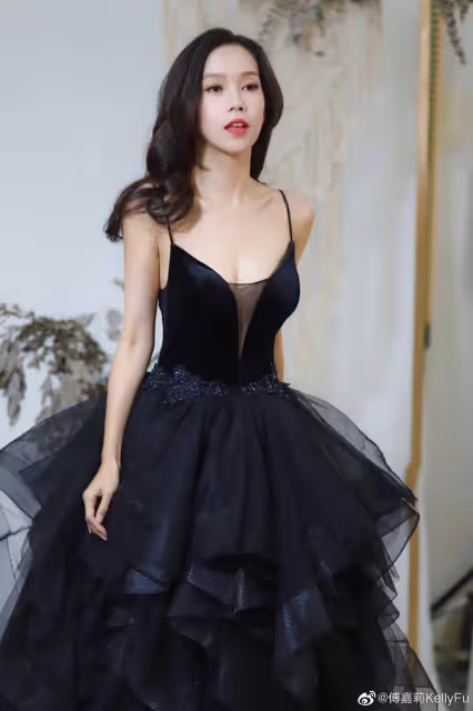 倒霉！TVB性感女星傅嘉莉自曝地鐵站踩糞便，憑台慶劇出圈獲肯定