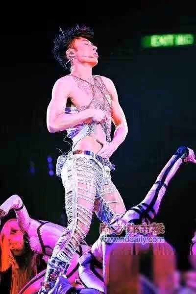 上流明星演唱會大尺度爆料，驚爆眼球！