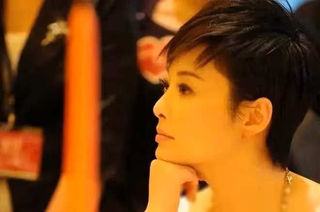 《袁立三婚選擇窮詩人，12年相伴究竟何因？》