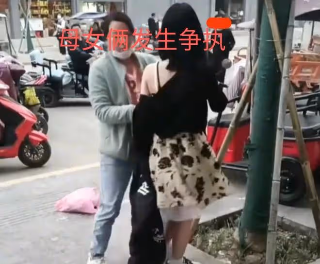 媽媽嫌女兒穿著太暴露，拿著外套追到大街上，非要給女兒換衣服