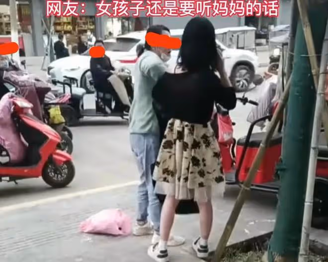 媽媽嫌女兒穿著太暴露，拿著外套追到大街上，非要給女兒換衣服