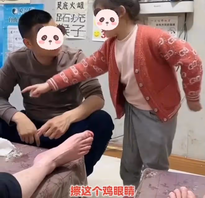 聾啞父親給客人修腳,小女兒在一旁聲情並茂地翻譯,把客人逗樂了