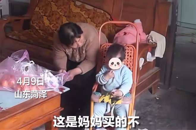 兒媳在外務工,婆婆幫忙帶孫子,指著零食提醒孫子:都是媽媽買的