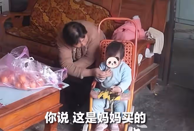 兒媳在外務工,婆婆幫忙帶孫子,指著零食提醒孫子:都是媽媽買的