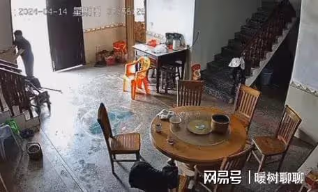 淚目!兒子為90歲父親蓋衣服發現他已安詳離世,監控一幕讓人破防