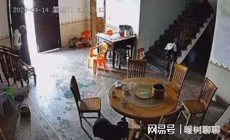 淚目!兒子為90歲父親蓋衣服發現他已安詳離世,監控一幕讓人破防
