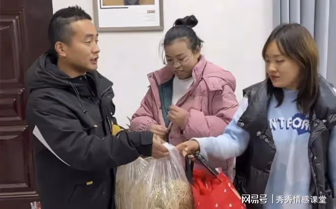 我哥和我姐都年入百萬,我媽生病住院,他們一個出300,一個出500