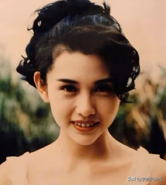 「性感玉女」邱淑貞：身材傲人得王晶偏愛，如今嫁富豪成人生贏家