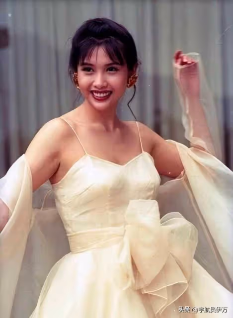 「性感玉女」邱淑貞：身材傲人得王晶偏愛，如今嫁富豪成人生贏家