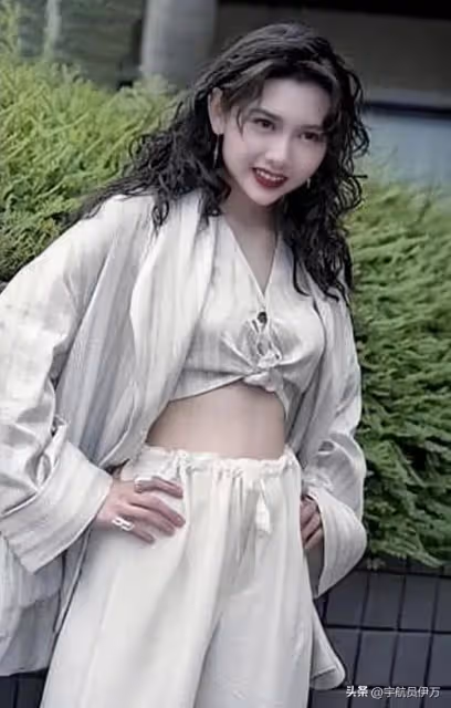 「性感玉女」邱淑貞：身材傲人得王晶偏愛，如今嫁富豪成人生贏家