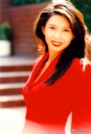 「性感玉女」邱淑貞：身材傲人得王晶偏愛，如今嫁富豪成人生贏家