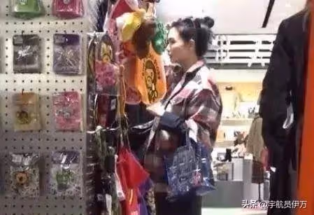 「性感玉女」邱淑貞：身材傲人得王晶偏愛，如今嫁富豪成人生贏家