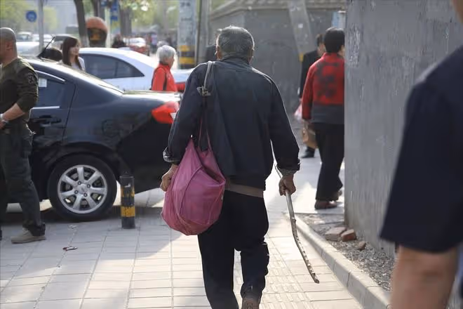 一位父親哭訴:辛苦供兒子上了大學,畢業後卻混得不如一個中專生