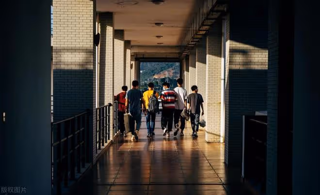 一位父親哭訴:辛苦供兒子上了大學,畢業後卻混得不如一個中專生