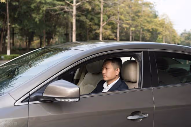 一位父親哭訴:辛苦供兒子上了大學,畢業後卻混得不如一個中專生