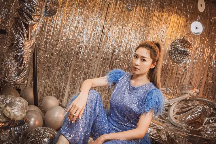 女星「十幾張支票」丟垃圾桶！氣到自罵白痴    網友笑：視金錢如糞土
