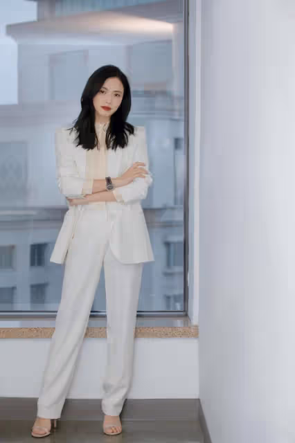 姚晨實在太美了,一身白色西裝套裝搭配印花襯衫,展現女性的魅力