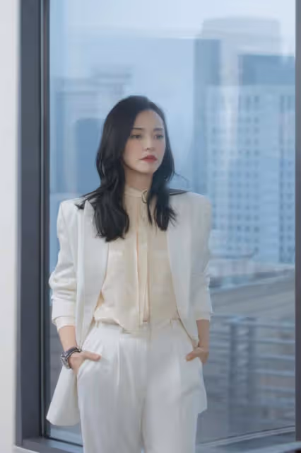 姚晨實在太美了,一身白色西裝套裝搭配印花襯衫,展現女性的魅力
