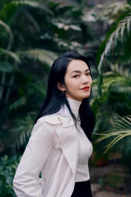 姚晨實在太美了，一身白色西裝套裝搭配印花襯衫，展現女性的魅力