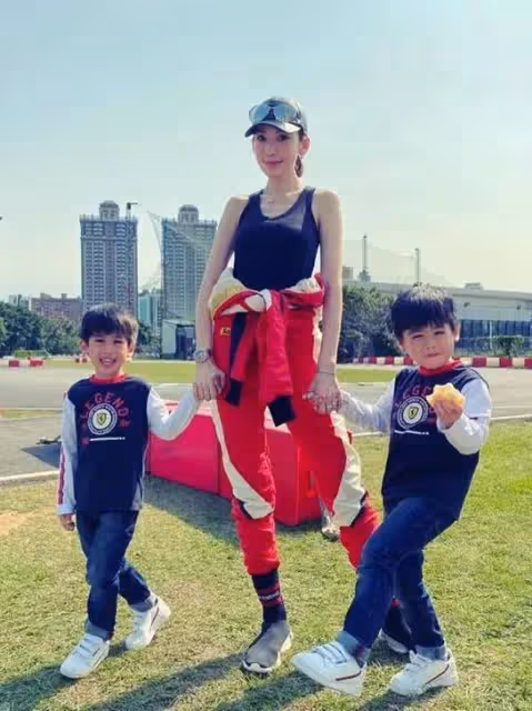 林志穎40歲嬌妻被催生女兒，穿緊身背心帥氣有型，一點不像三娃媽