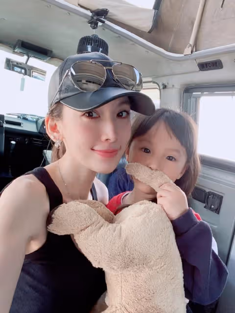 林志穎40歲嬌妻被催生女兒，穿緊身背心帥氣有型，一點不像三娃媽