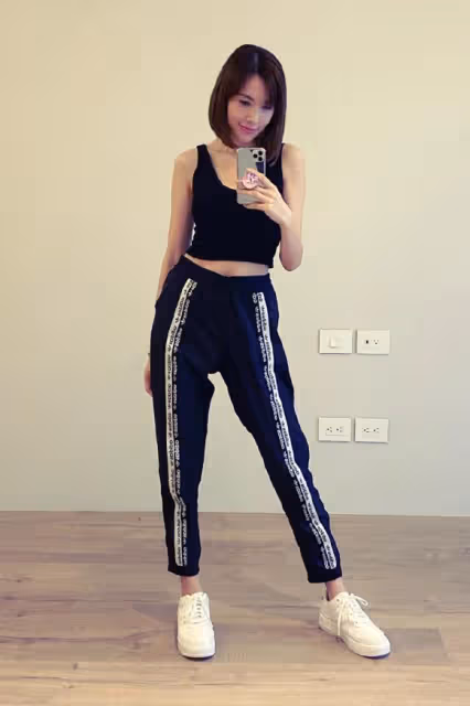 林志穎40歲嬌妻被催生女兒，穿緊身背心帥氣有型，一點不像三娃媽