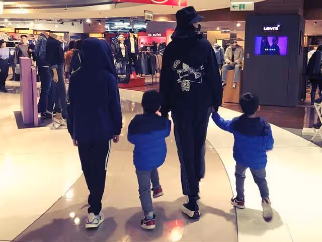 林志穎40歲嬌妻被催生女兒，穿緊身背心帥氣有型，一點不像三娃媽