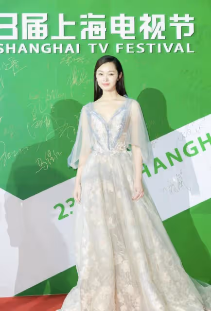 35歲宋軼這身材「絕」了,一襲印花連衣裙似仙女下凡,美出新高度