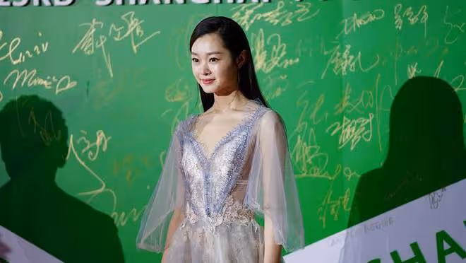 35歲宋軼這身材「絕」了,一襲印花連衣裙似仙女下凡,美出新高度