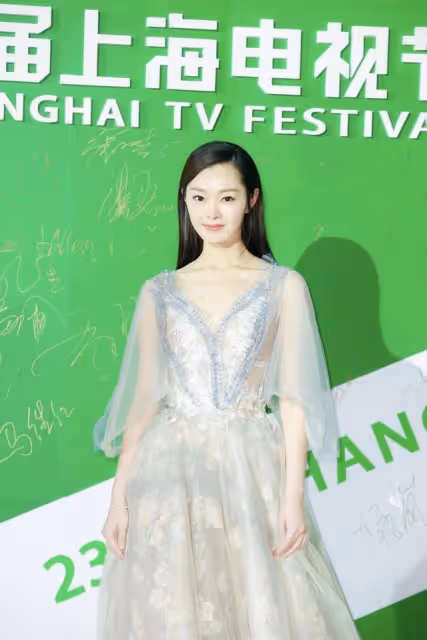 35歲宋軼這身材「絕」了,一襲印花連衣裙似仙女下凡,美出新高度