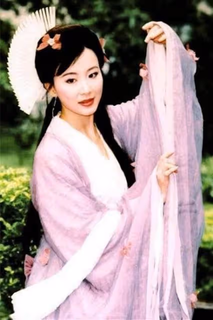 56歲蕭薔狀態真好,碎花紗裙秀「玉女腿」,真不愧是台灣第一美女
