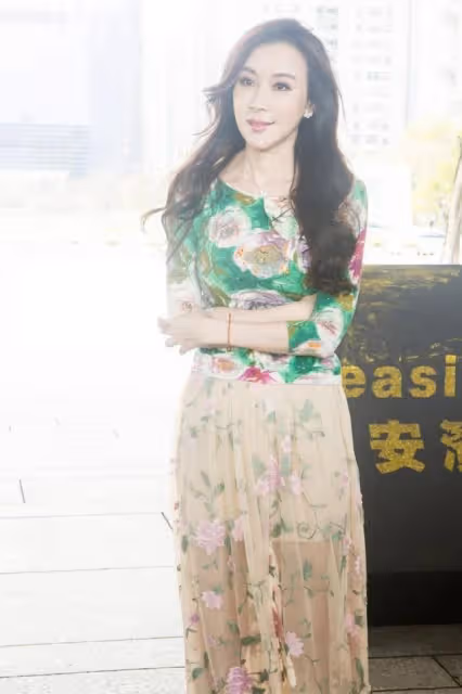 56歲蕭薔狀態真好,碎花紗裙秀「玉女腿」,真不愧是台灣第一美女