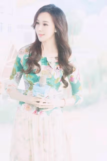 56歲蕭薔狀態真好,碎花紗裙秀「玉女腿」,真不愧是台灣第一美女