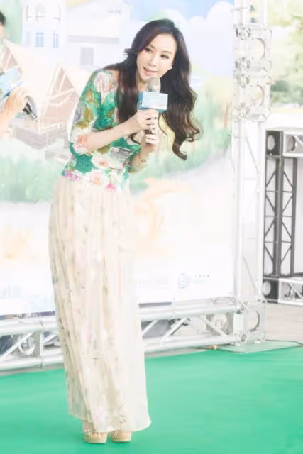 56歲蕭薔狀態真好,碎花紗裙秀「玉女腿」,真不愧是台灣第一美女