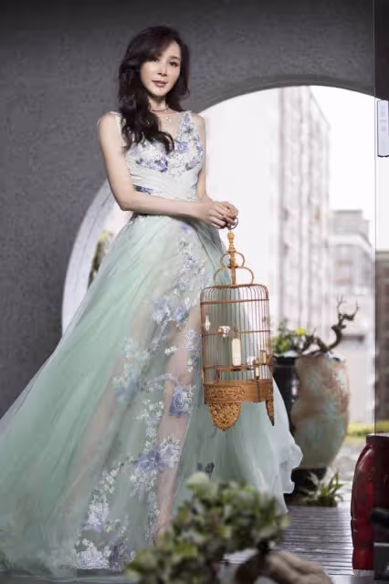 56歲蕭薔狀態真好,碎花紗裙秀「玉女腿」,真不愧是台灣第一美女