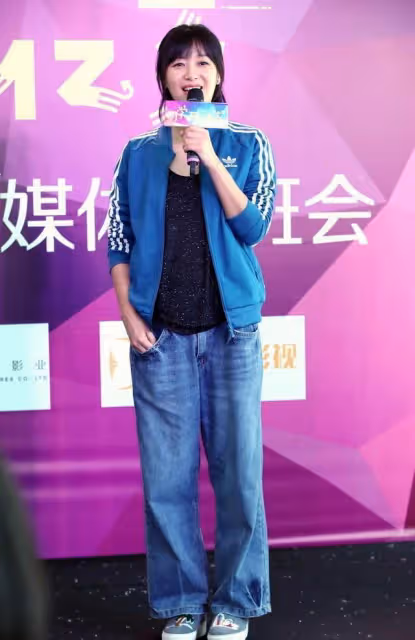 49歲徐靜蕾一點都不老,牛仔闊腿褲搭運動外套,休閒風格太顯嫩
