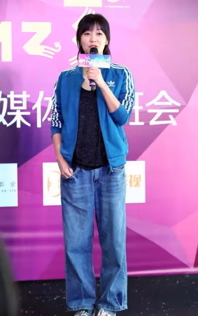 49歲徐靜蕾一點都不老,牛仔闊腿褲搭運動外套,休閒風格太顯嫩